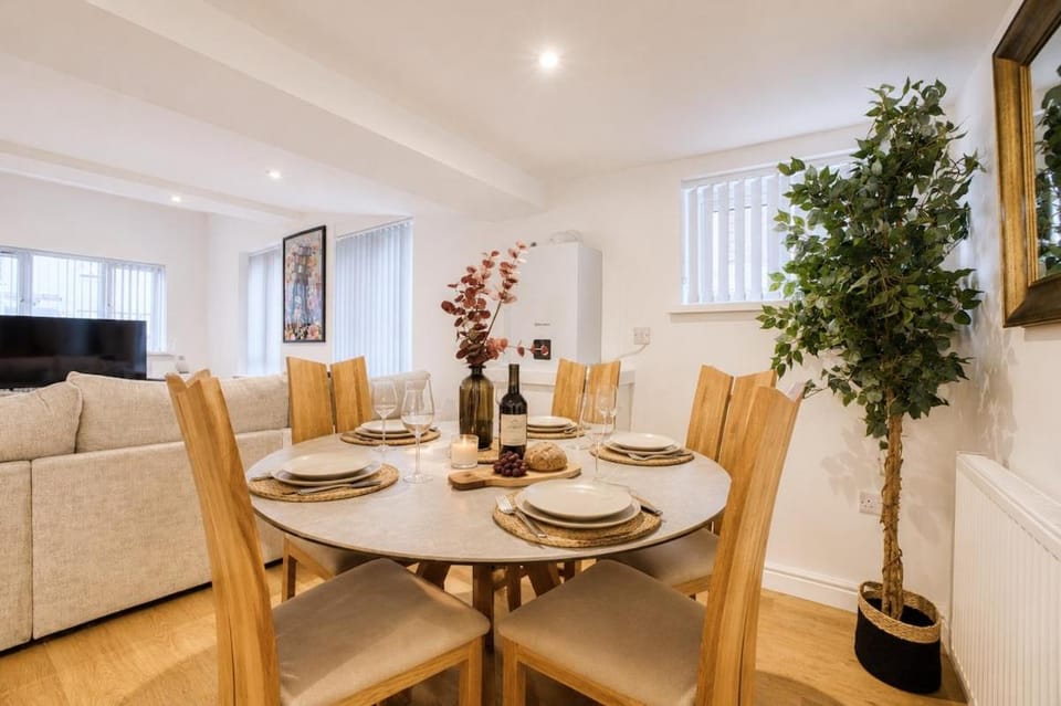 Large 2 Bedroom Apartment - Zip and link beds choose 2 double beds or 4 single - Huge Living Space - Private Parking - Near Bridgwater Apartment in Taunton Deane