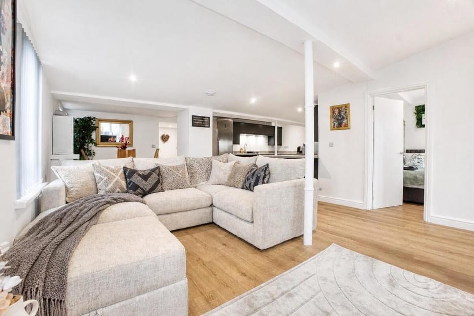 Large 2 Bedroom Apartment - Zip and link beds choose 2 double beds or 4 single - Huge Living Space - Private Parking - Near Bridgwater Apartment in Taunton Deane