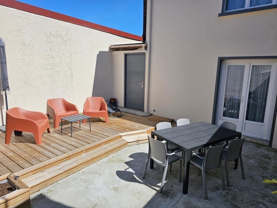 Patio, Dining area, sunbed