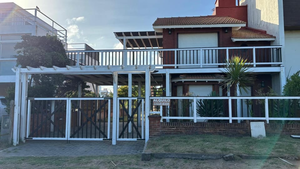 Property building, Day, Balcony/Terrace