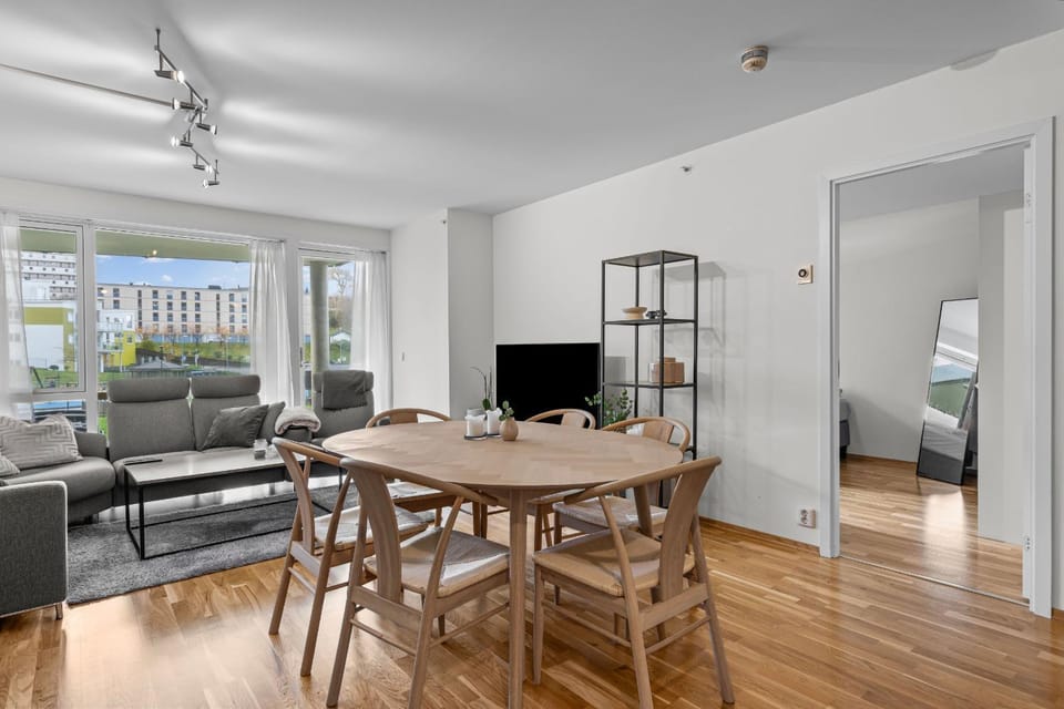 TV and multimedia, Living room, Seating area, Dining area