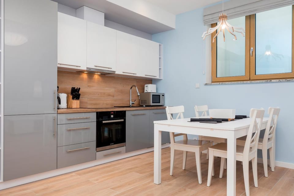 Kitchen or kitchenette, Dining area, stove