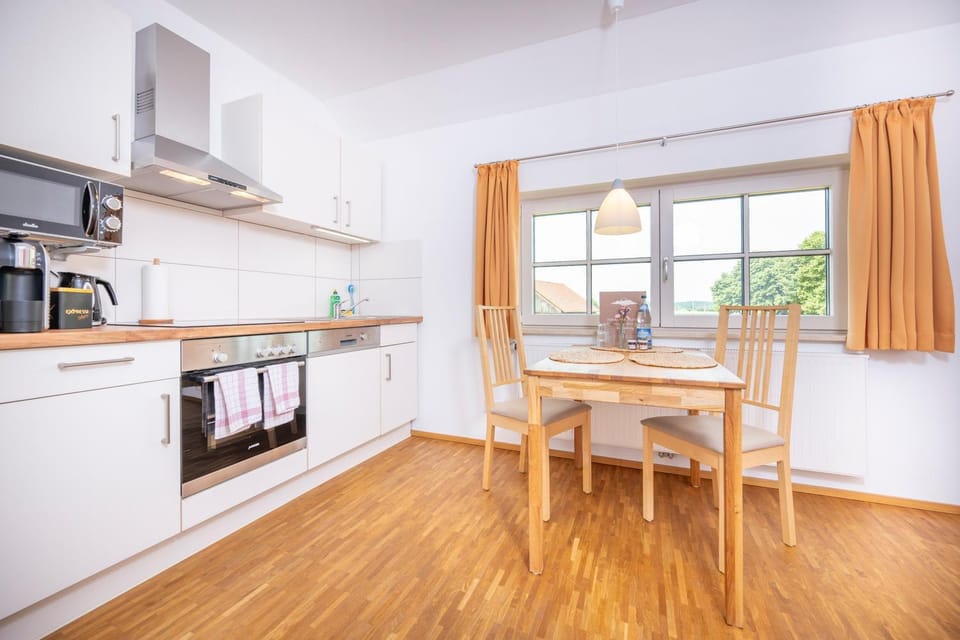 Coffee/tea facilities, Dining area, dishwasher, microwave, stove, toaster, kitchen