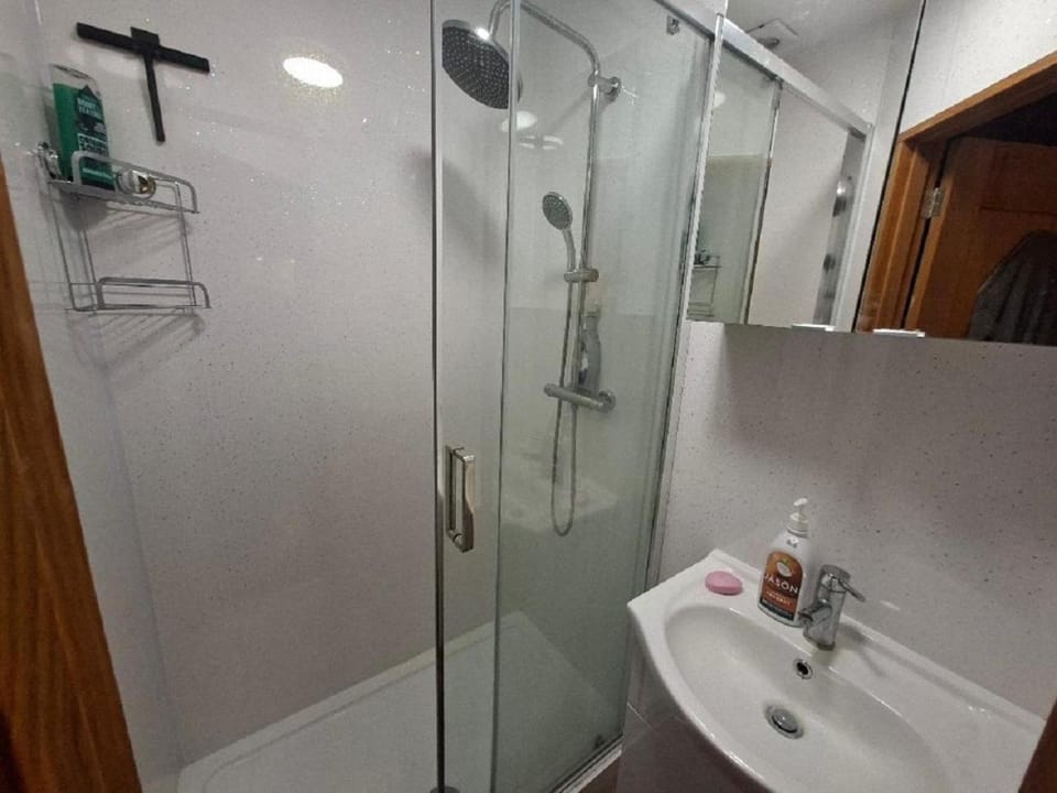 Shower, Bathroom, towels