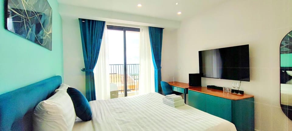 Bed, TV and multimedia, Photo of the whole room, Bedroom