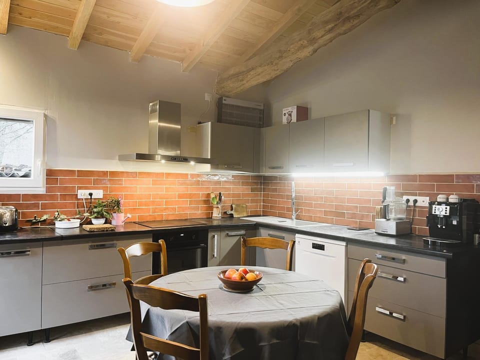 Kitchen or kitchenette, Dining area, dishwasher, oven, pet friendly, stove, toaster