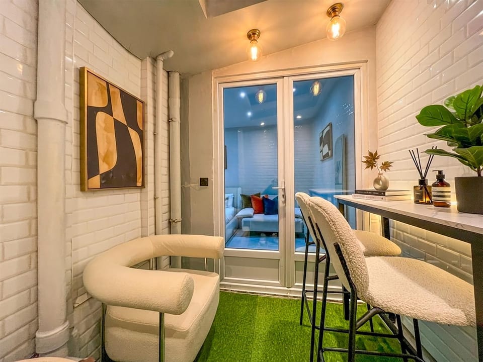 UrbanFlat 11 - Grand Studio Pereire Wagram - Champs-Elysees Apartment in Paris