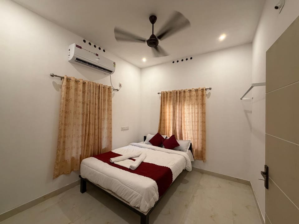 Bed, Photo of the whole room, Bedroom, air conditioner