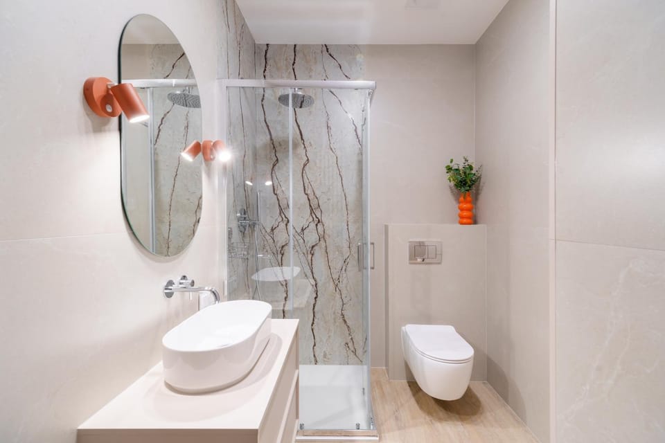 Shower, Toilet