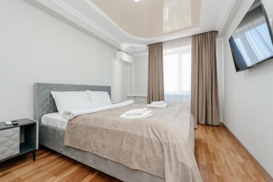 Bed, TV and multimedia, Bedroom, towels