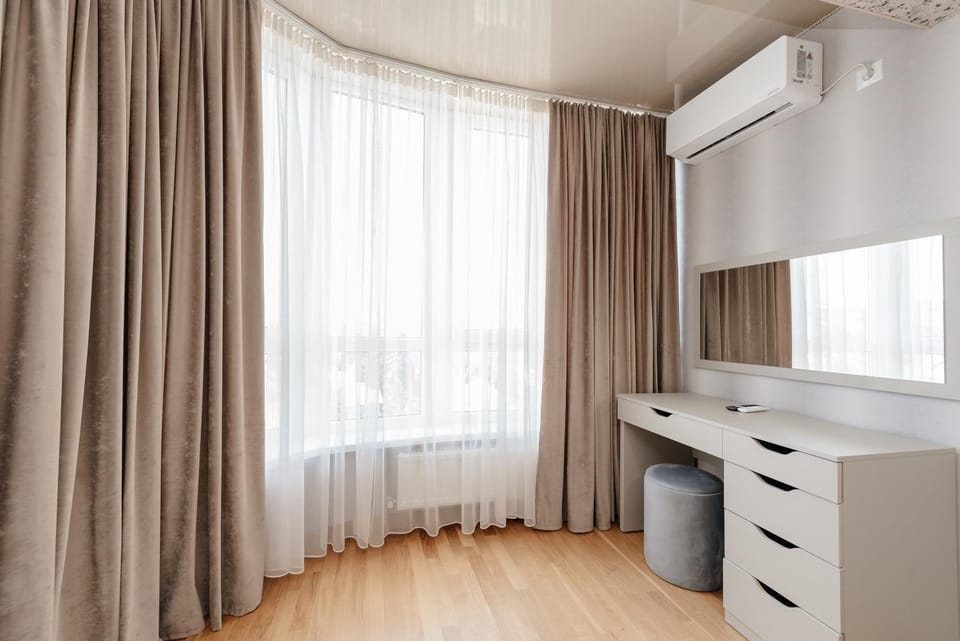 Photo of the whole room, air conditioner