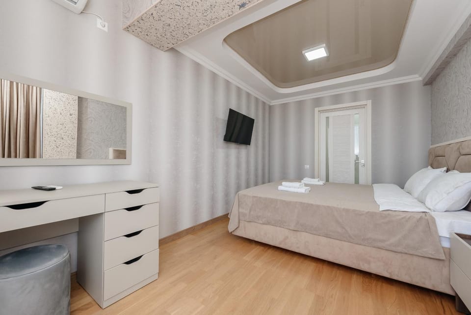 Bed, TV and multimedia, Bedroom, towels