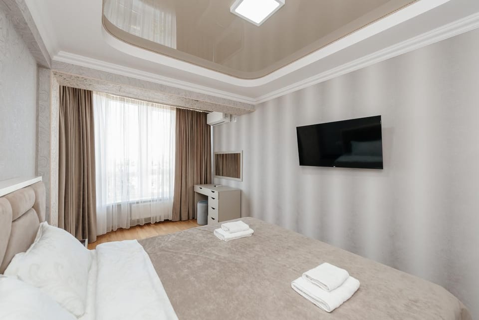 Bed, TV and multimedia, Bedroom, towels, air conditioner