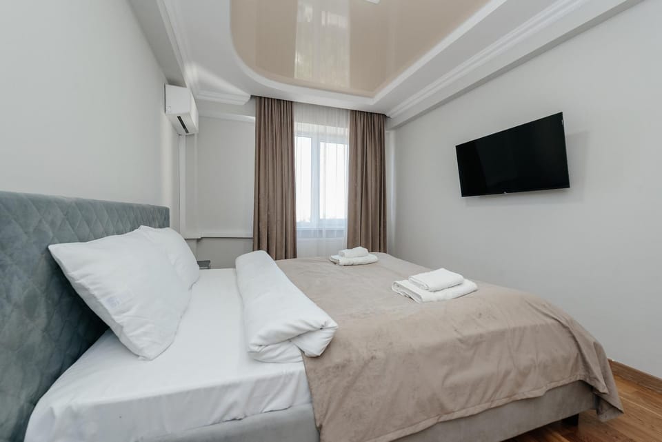 Bed, TV and multimedia, Bedroom, towels, air conditioner