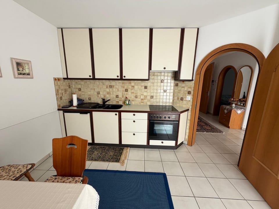 Kitchen or kitchenette, Seating area, Dining area, stove