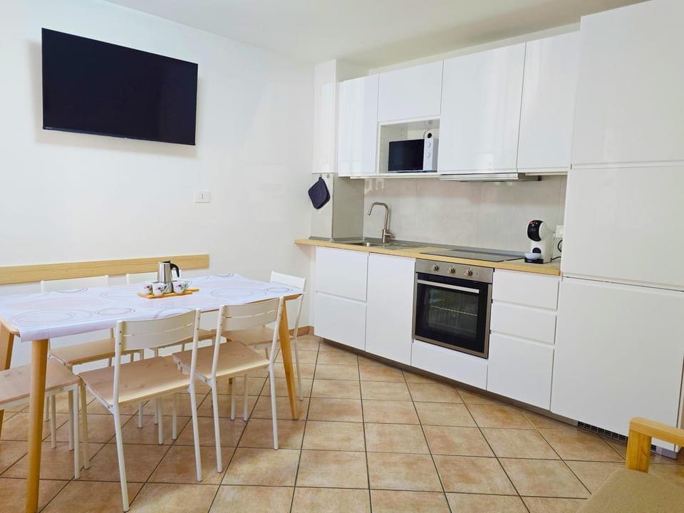 TV and multimedia, Kitchen or kitchenette, dishwasher, oven, stove