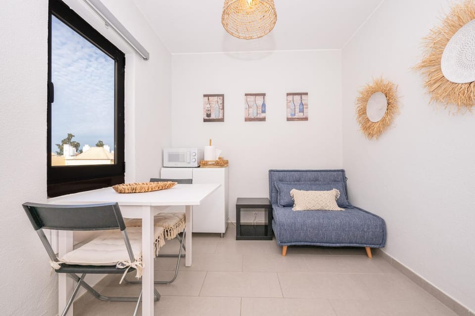 Bed, Dining area