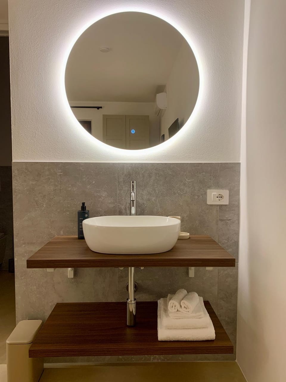 Bathroom, towels