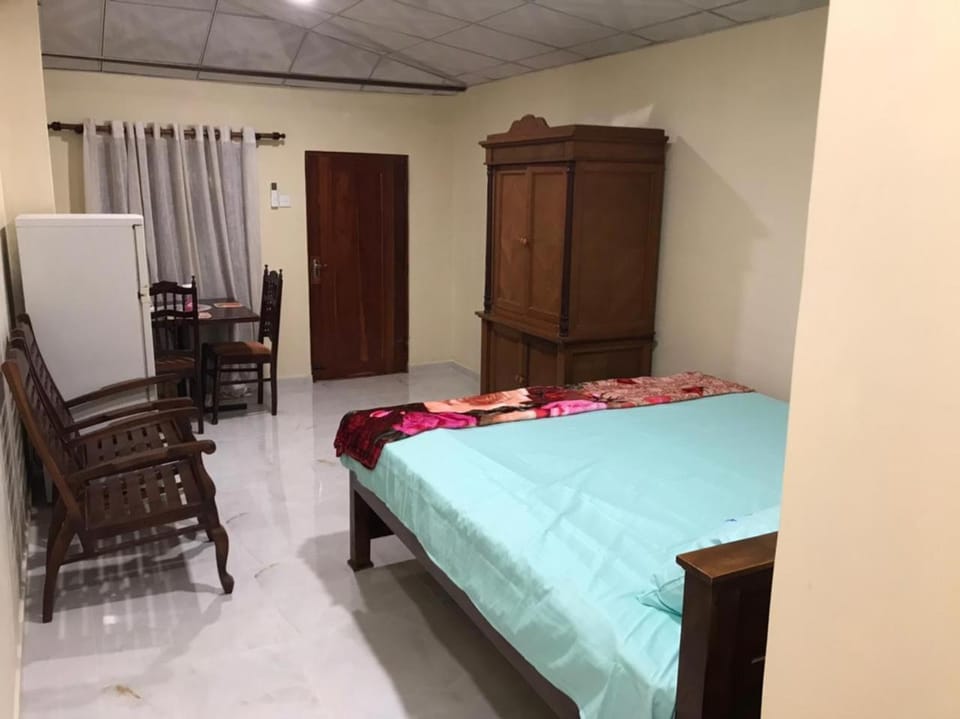 Bed, Photo of the whole room, Dining area, wardrobe