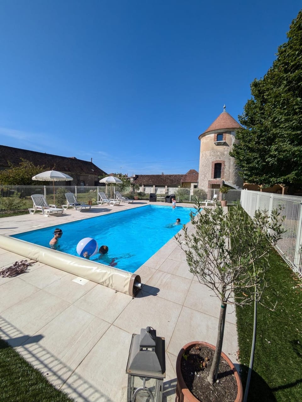 Swimming pool, sunbed