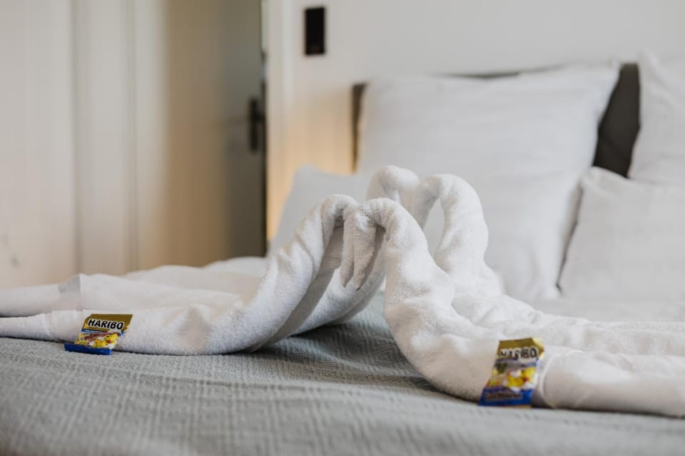 Bed, towels