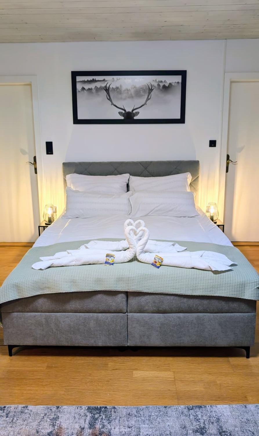 Bed, Photo of the whole room, Bedroom, towels