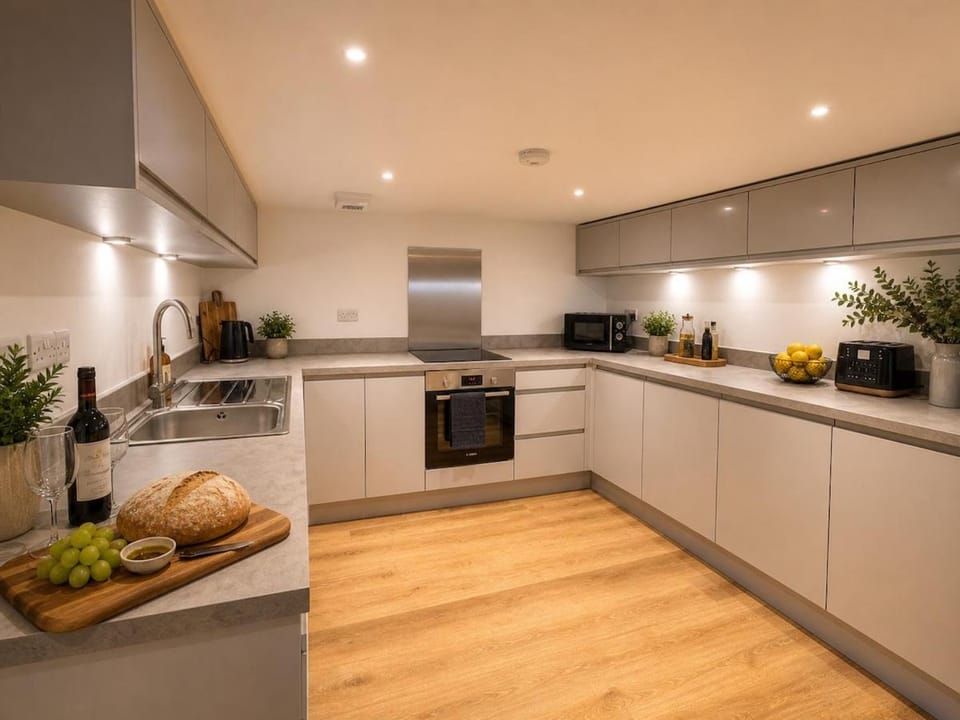 Large 2-Bed - 4 beds - Bridgwater Rd - Long Stays, Free Parking Apartment in Taunton Deane