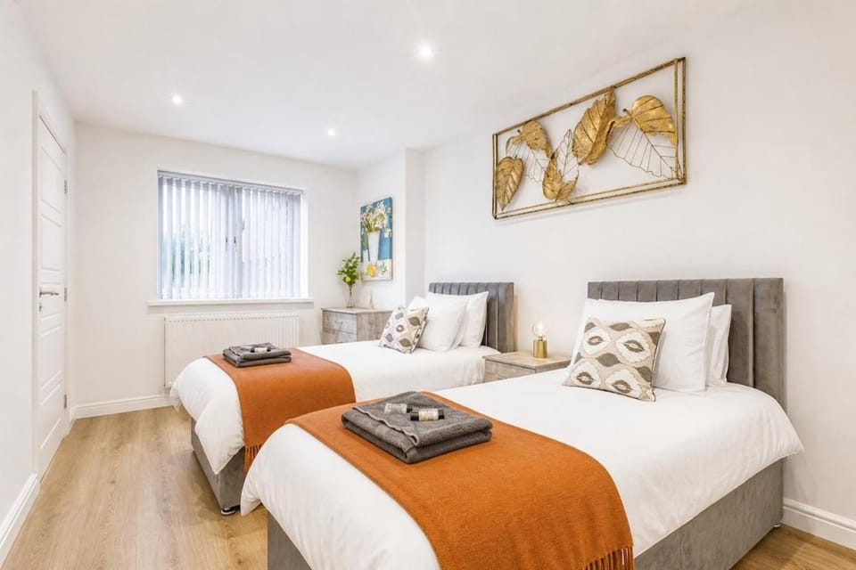 Large 2-Bed - 4 beds - Bridgwater Rd - Long Stays, Free Parking Apartment in Taunton Deane