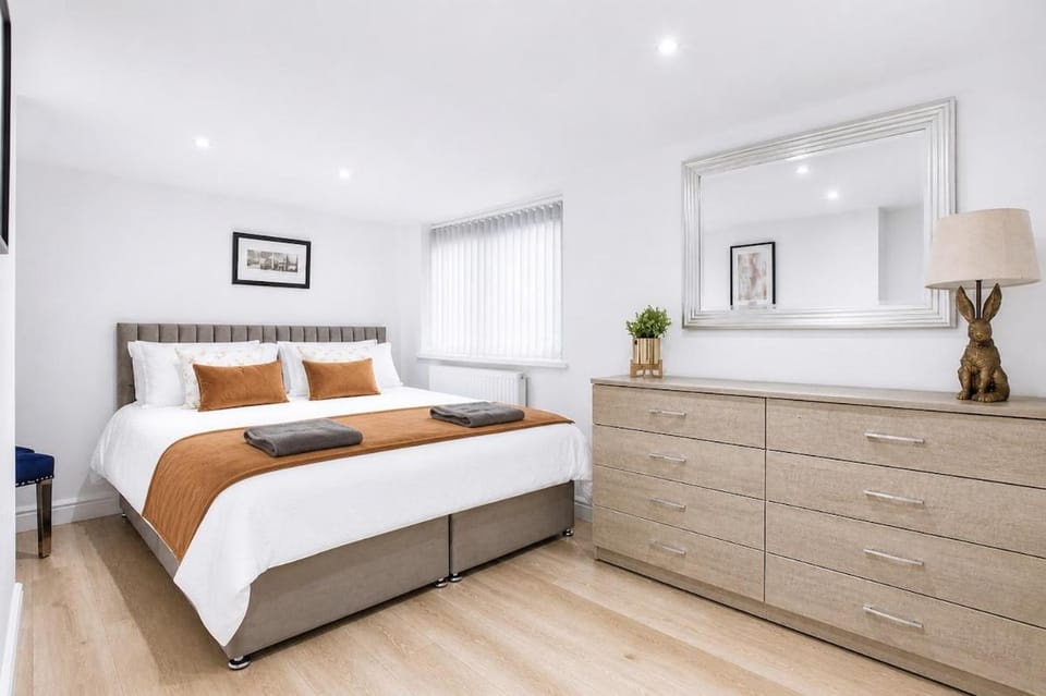 Large 2-Bed - 4 beds - Bridgwater Rd - Long Stays, Free Parking Apartment in Taunton Deane