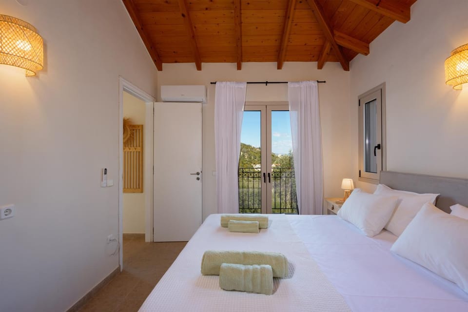 Bed, Photo of the whole room, Bedroom, Mountain view, towels