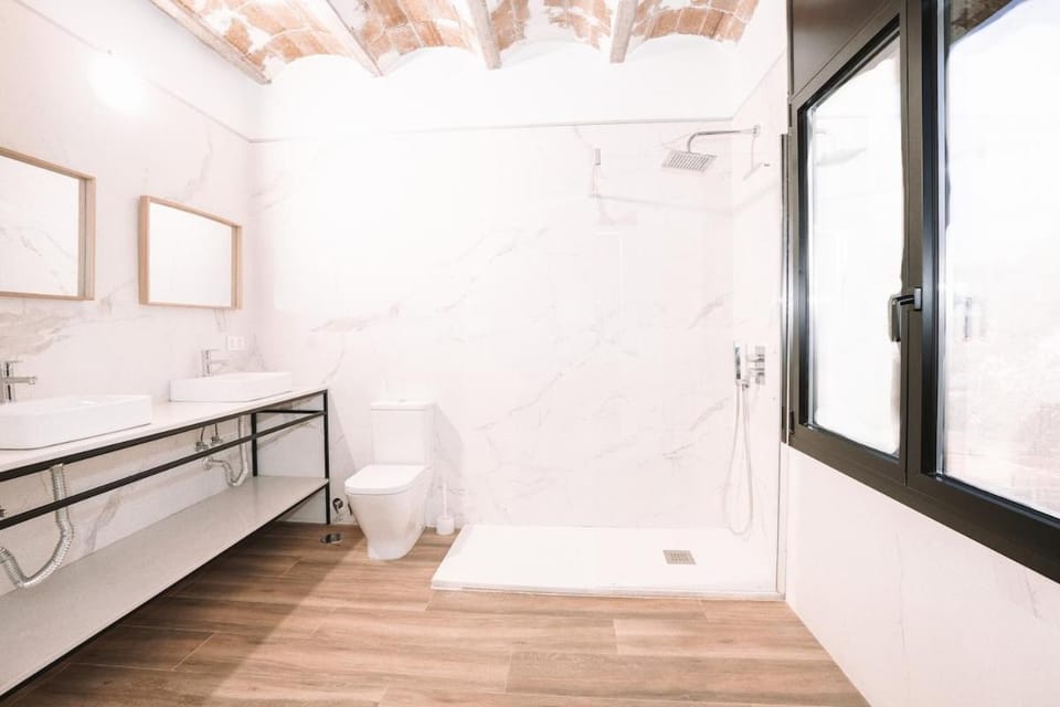 Large Apartment with Terrace and Jacuzzi Apartment in Barcelona