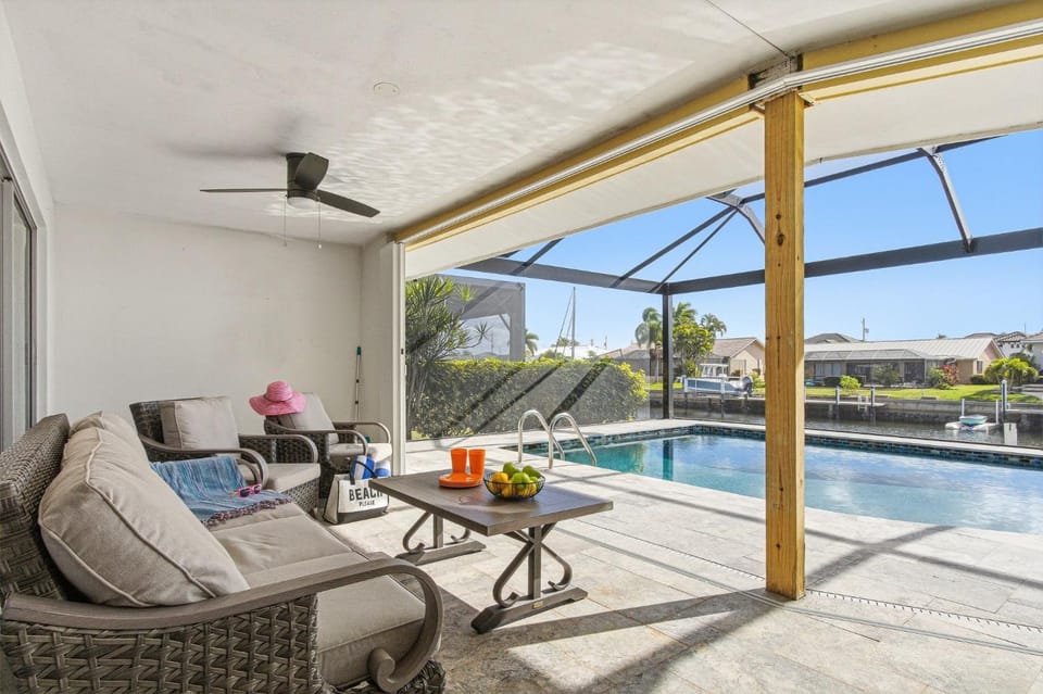 Charm and Old Florida Vibe , Pool on the Water - Villa Parisian Paradise - Roelens House in Punta Gorda