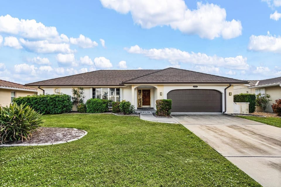 Charm and Old Florida Vibe , Pool on the Water - Villa Parisian Paradise - Roelens House in Punta Gorda