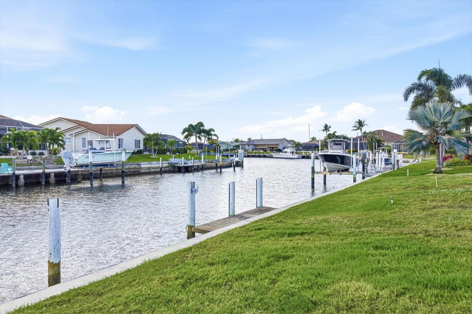 Charm and Old Florida Vibe , Pool on the Water - Villa Parisian Paradise - Roelens House in Punta Gorda