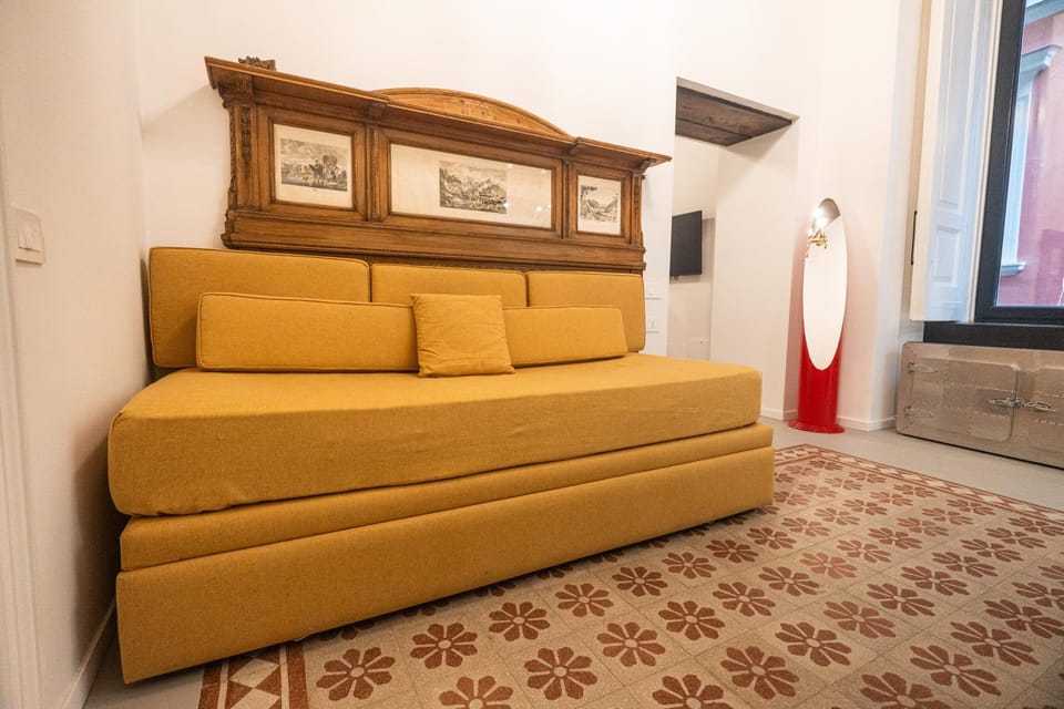 Bed, Living room, air conditioner