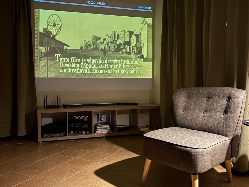 Communal lounge/ TV room, Activities, TV and multimedia, Living room, Seating area, Evening entertainment