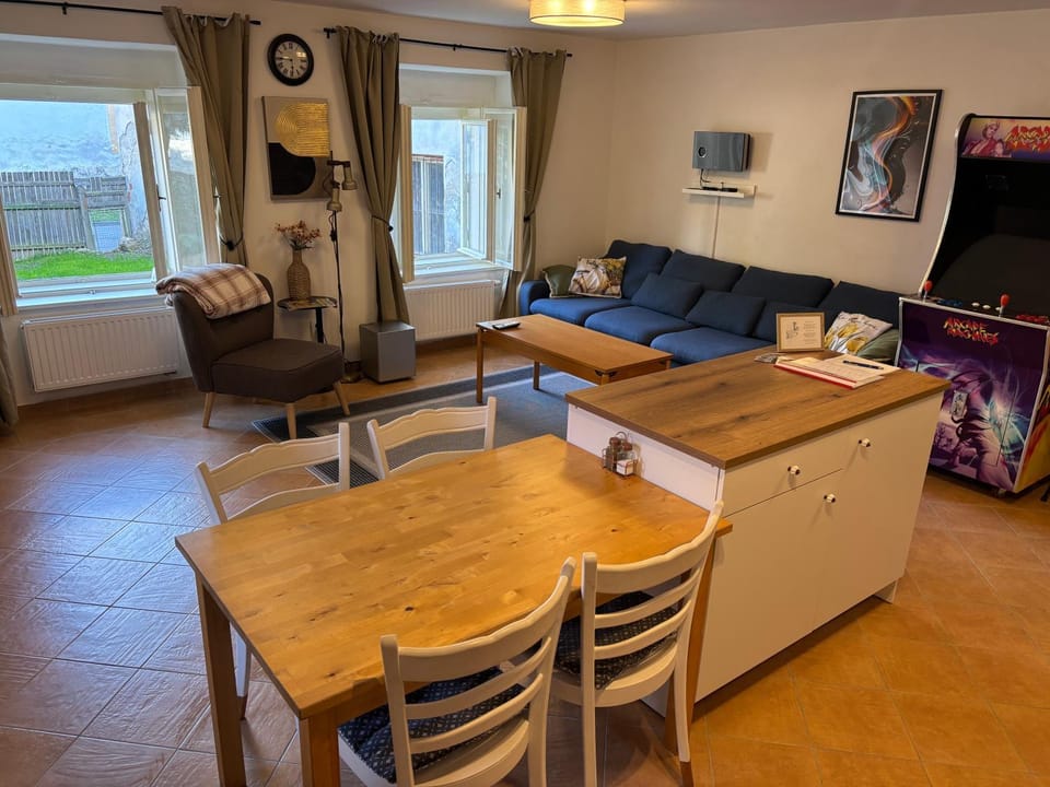 Communal lounge/ TV room, TV and multimedia, Living room, Seating area, City view, Garden view, Sunrise, Family, Quiet street view, pet friendly