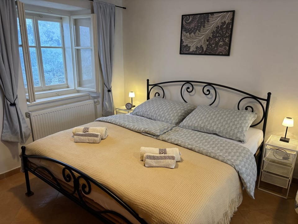Bed, Bedroom, Guests, Inner courtyard view, safe, wardrobe