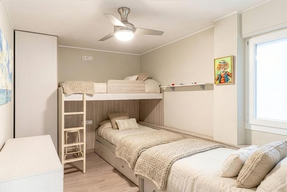 Bedroom, bunk bed