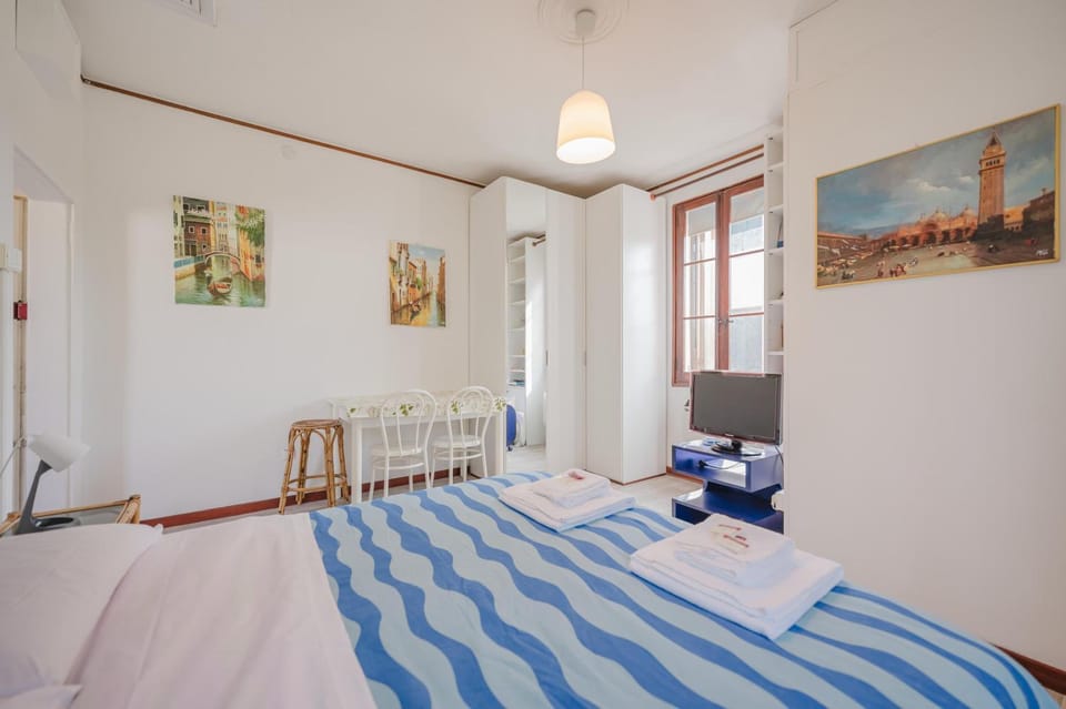 Bed, TV and multimedia, Bedroom, towels