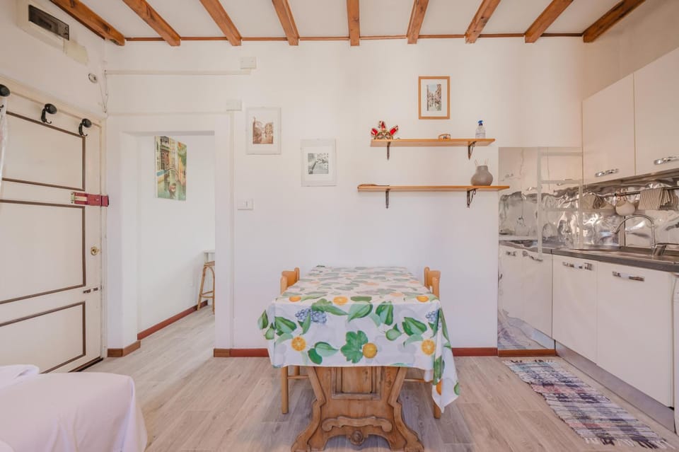 Kitchen or kitchenette, Living room, Seating area