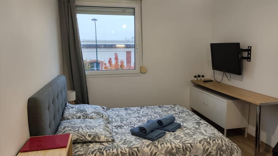 Photo of the whole room, Bedroom