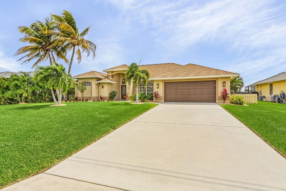 Gulf Access, Heated Pool, Bikes- Coastal Breeze - Roelens Vacations House in Cape Coral