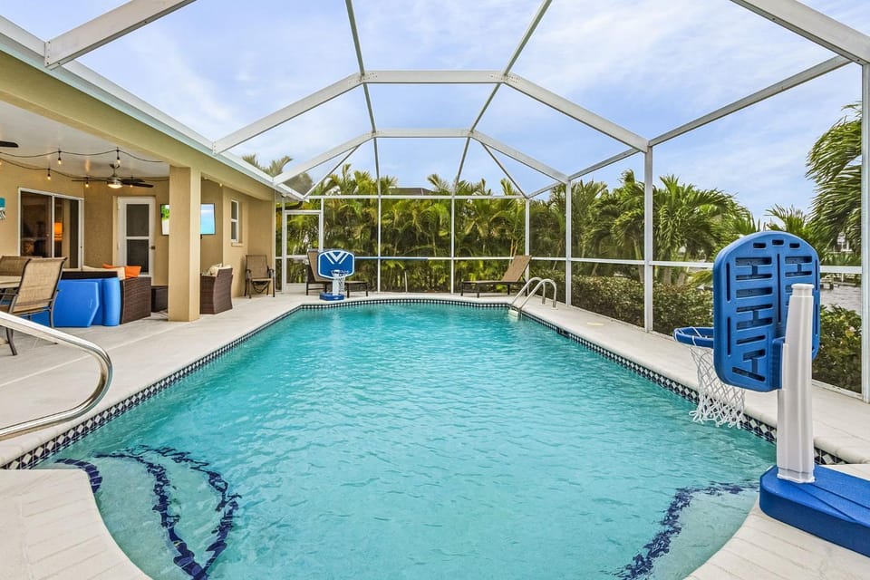 Gulf Access, Heated Pool, Bikes- Coastal Breeze - Roelens Vacations House in Cape Coral