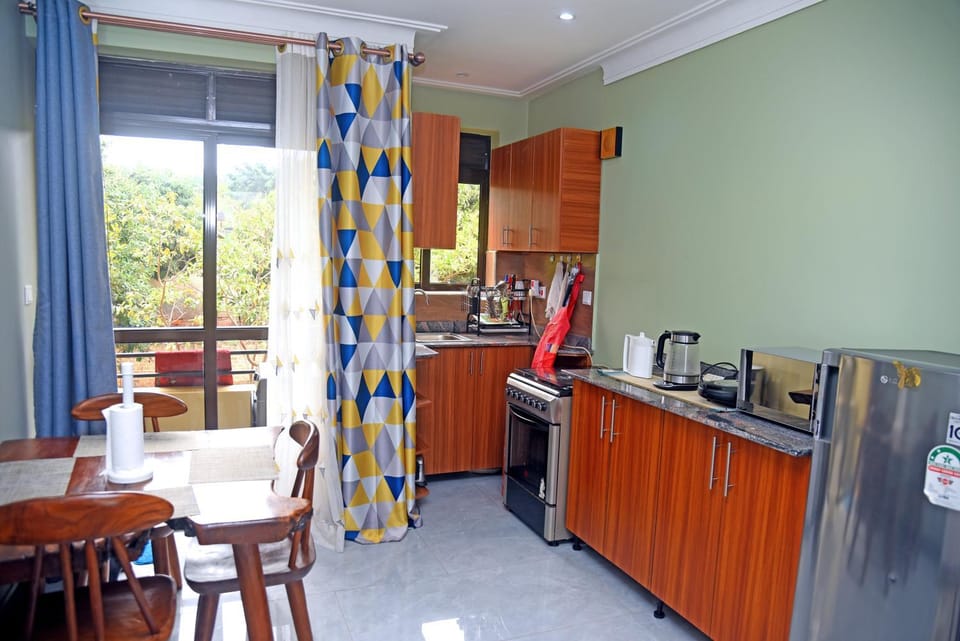Coffee/tea facilities, Kitchen or kitchenette, Dining area, oven, stove, toaster