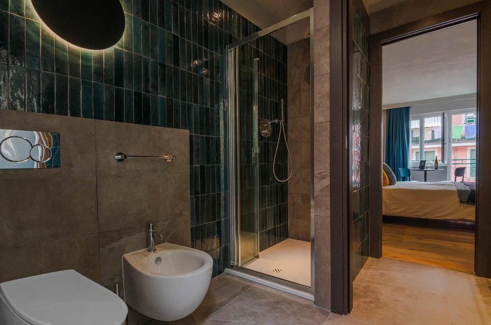 Toilet, bidet, towels