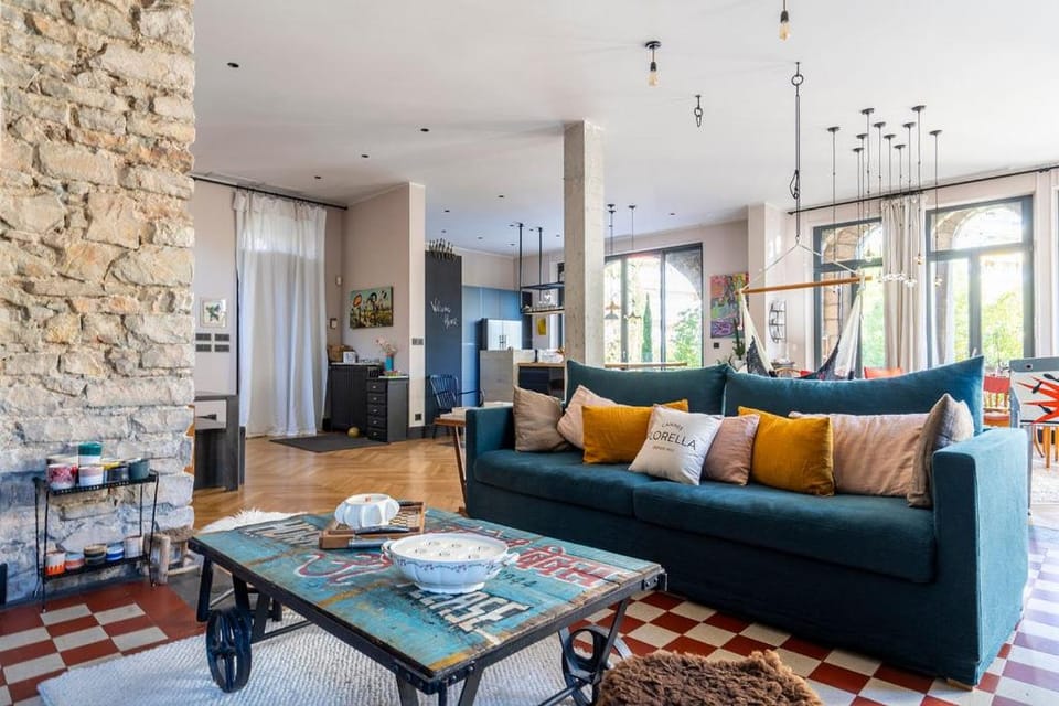 Living room, Seating area