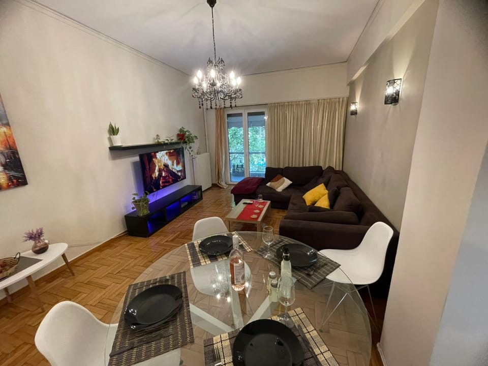 TV and multimedia, Living room, Seating area, Evening entertainment