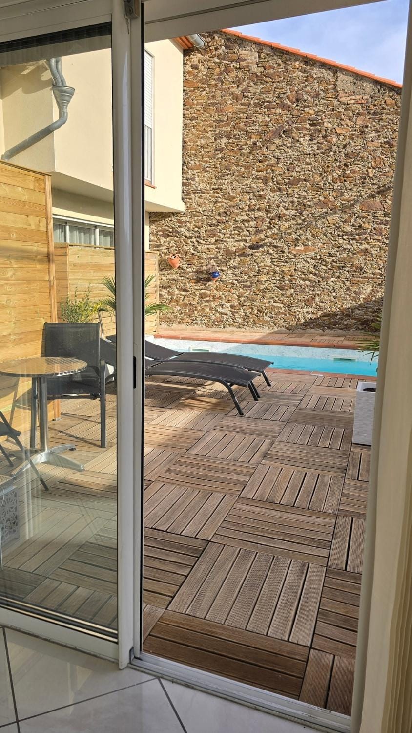 Patio, Pool view, Swimming pool, Swimming pool, sunbed