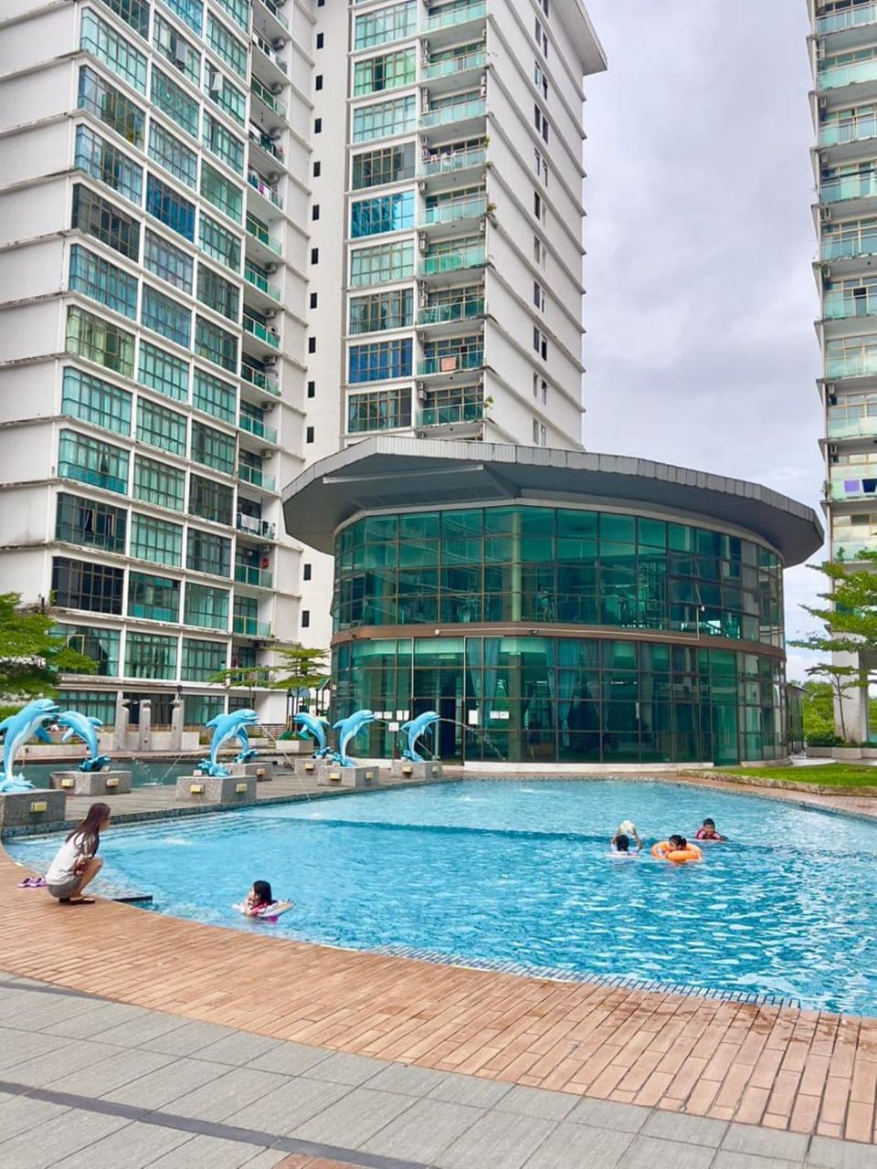 Property building, Day, People, Fitness centre/facilities, Swimming pool, Swimming pool, Sports, group of guests, Public Bath, sunbed